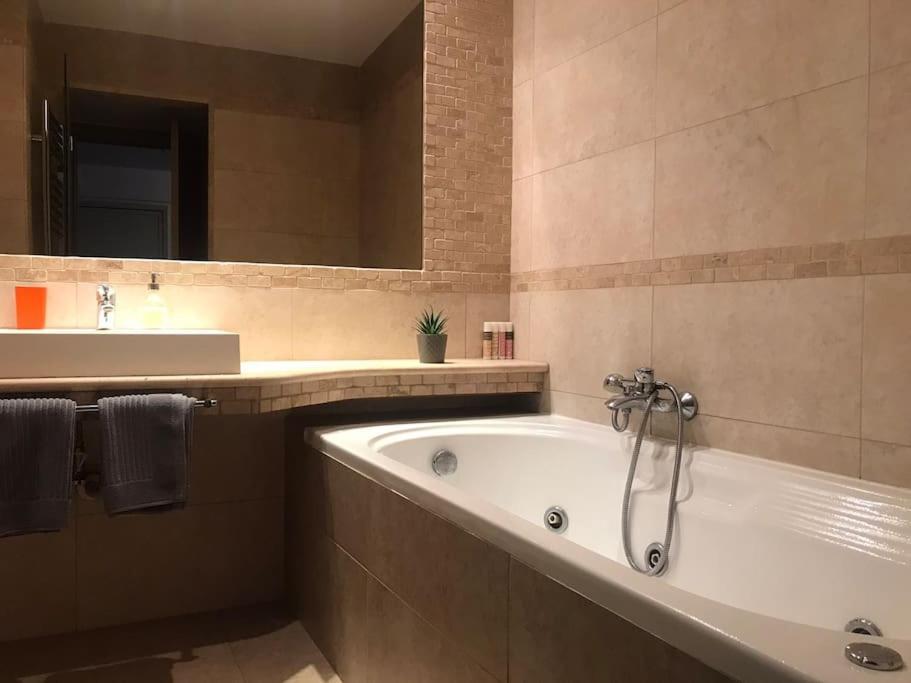 5 Min From Papageorgiou Free Indoor Parking Apartment Tesalonika Bagian luar foto