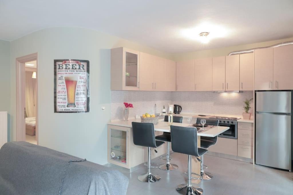5 Min From Papageorgiou Free Indoor Parking Apartment Tesalonika Bagian luar foto
