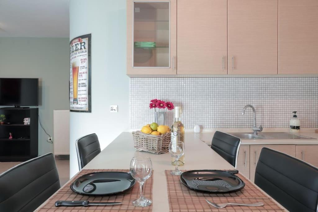5 Min From Papageorgiou Free Indoor Parking Apartment Tesalonika Bagian luar foto
